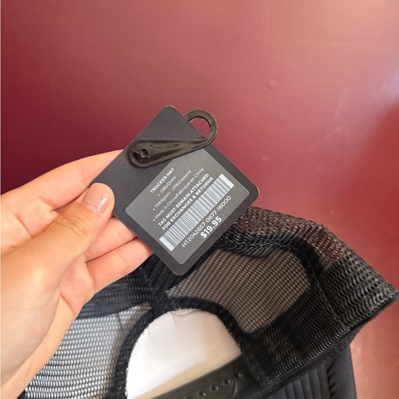 BNWT Fabletics Black Trucker Hat with Logo - Picture 3 of 3